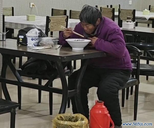 老东说念主看完病骑车回山东遇好心东说念主匡助